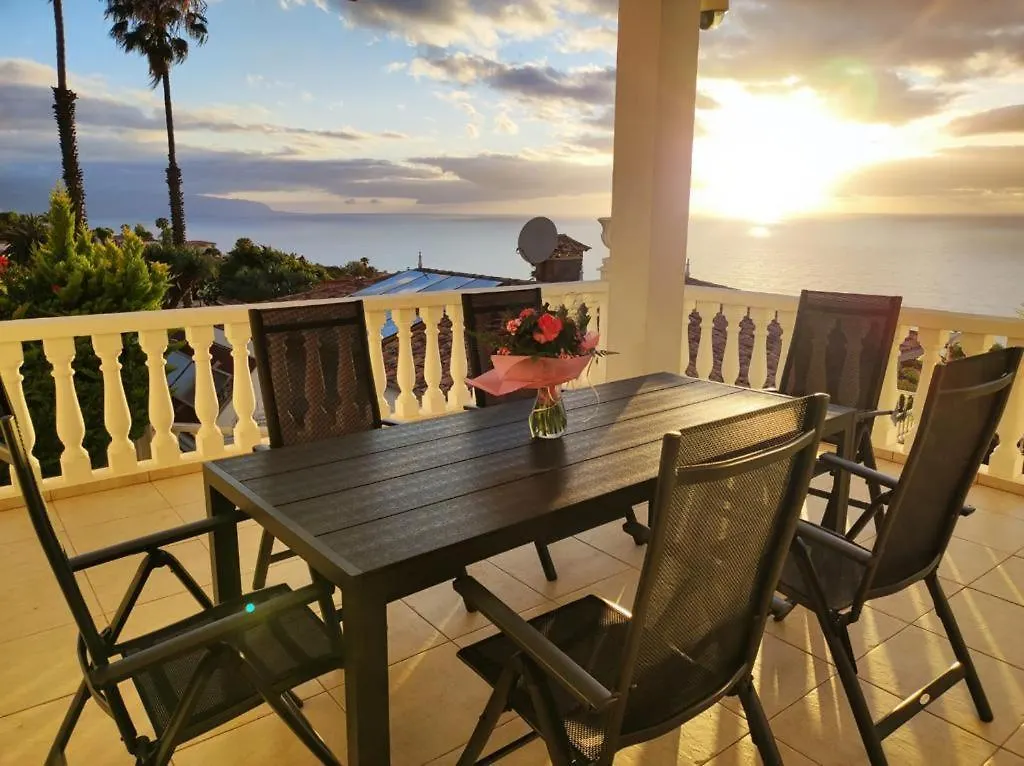 Villa Carioca - with private pool, marvelous garden&amazing ocean view El El Sauzal